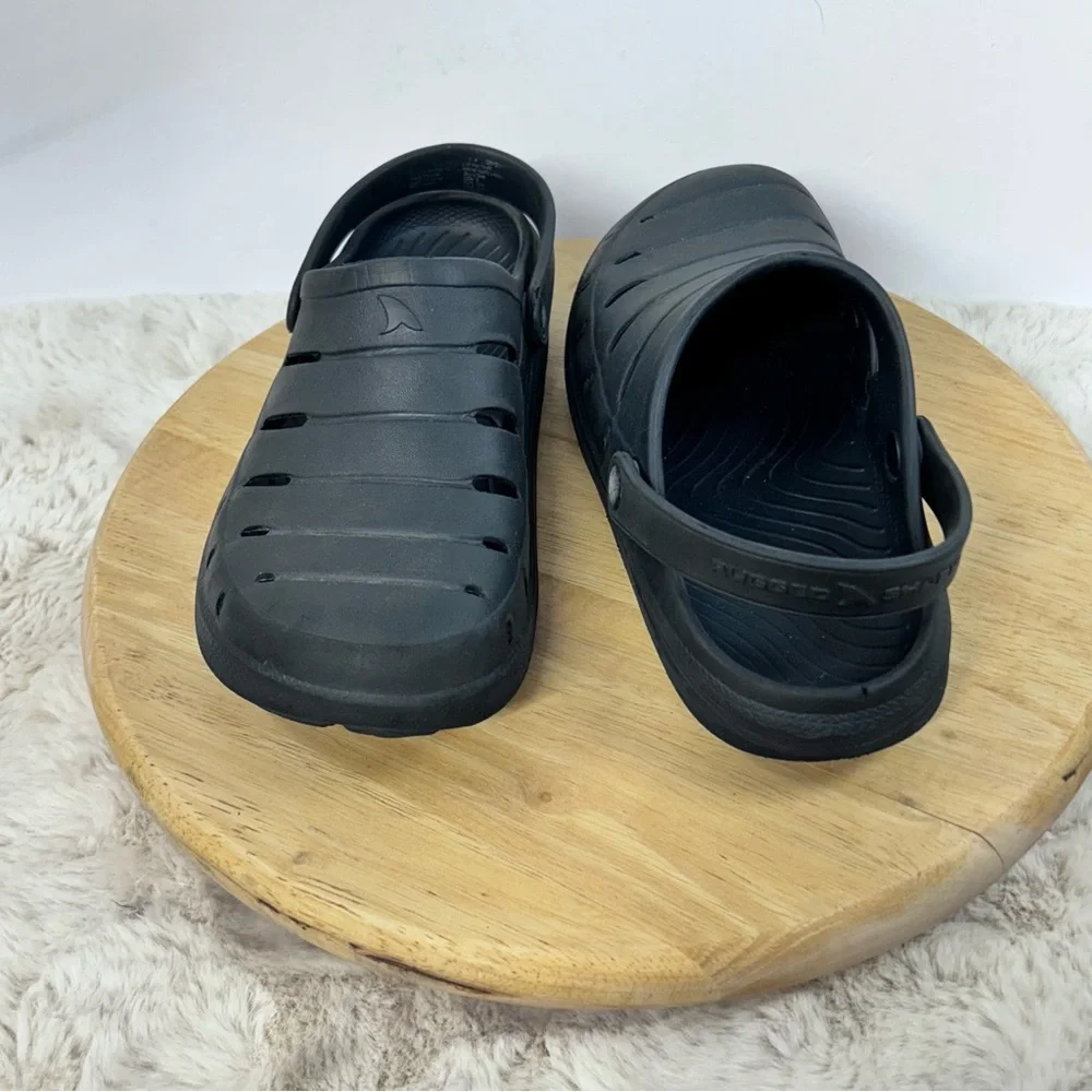 Black‎ Slip-On Slippers with Ventilation
